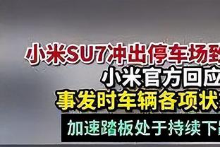 人生赢家！女友亲吻小蜘蛛合影，社媒晒照发文：我的冠军！